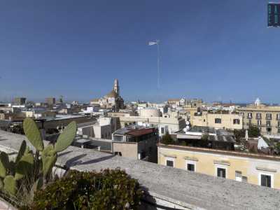 A sinistra scorgiamo i campanili e tetti delle chiese del centro storico...